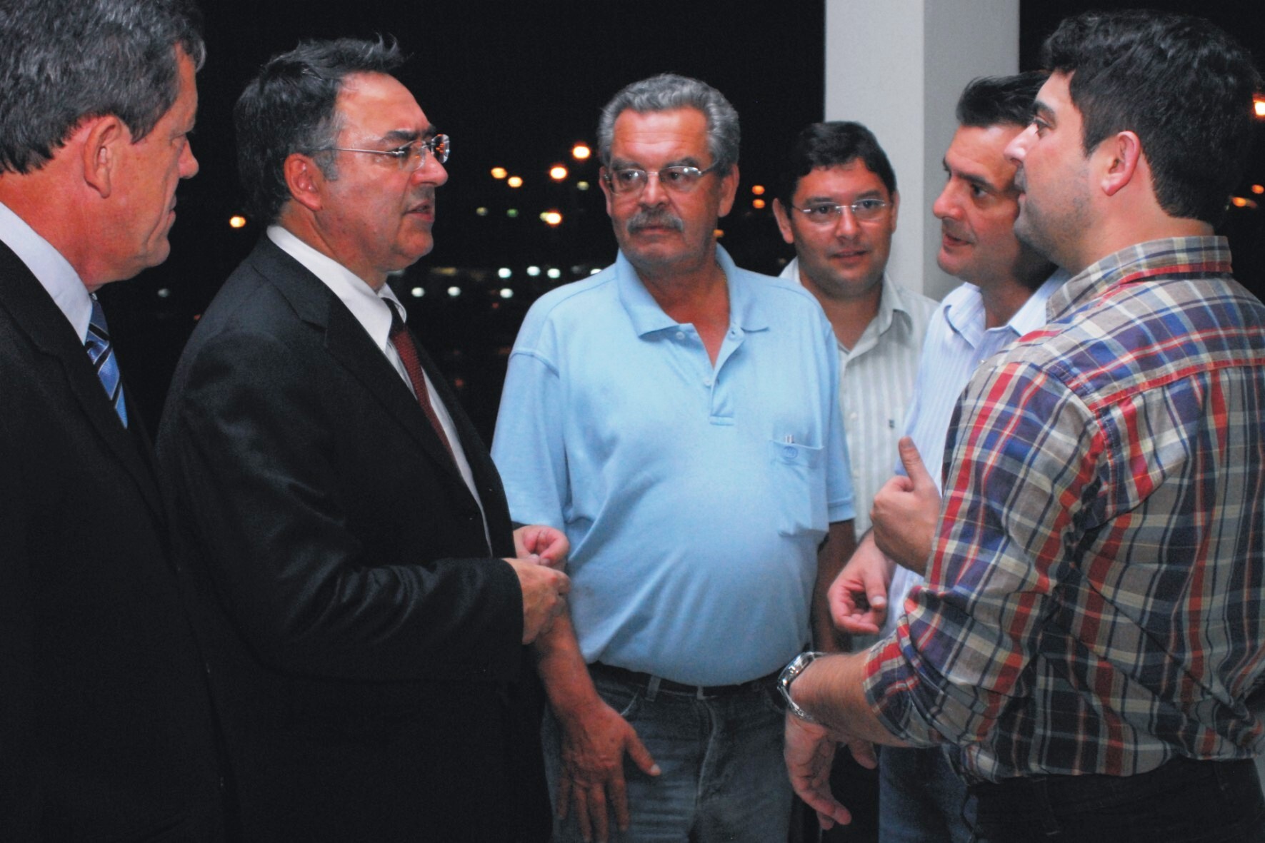 Raimundo Colombo e Elizeu Mattos com alguns dos  convidados que participaram do encontro. Entre eles o médico Rodrigo Silva