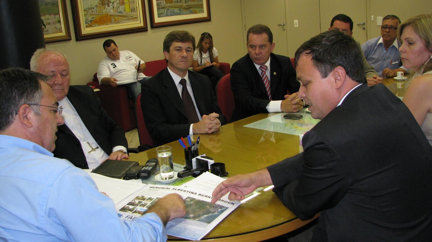 Dos Gabinetes – Governador recebe lideranças do Sul para falar sobre obras no santuário de Albertina
