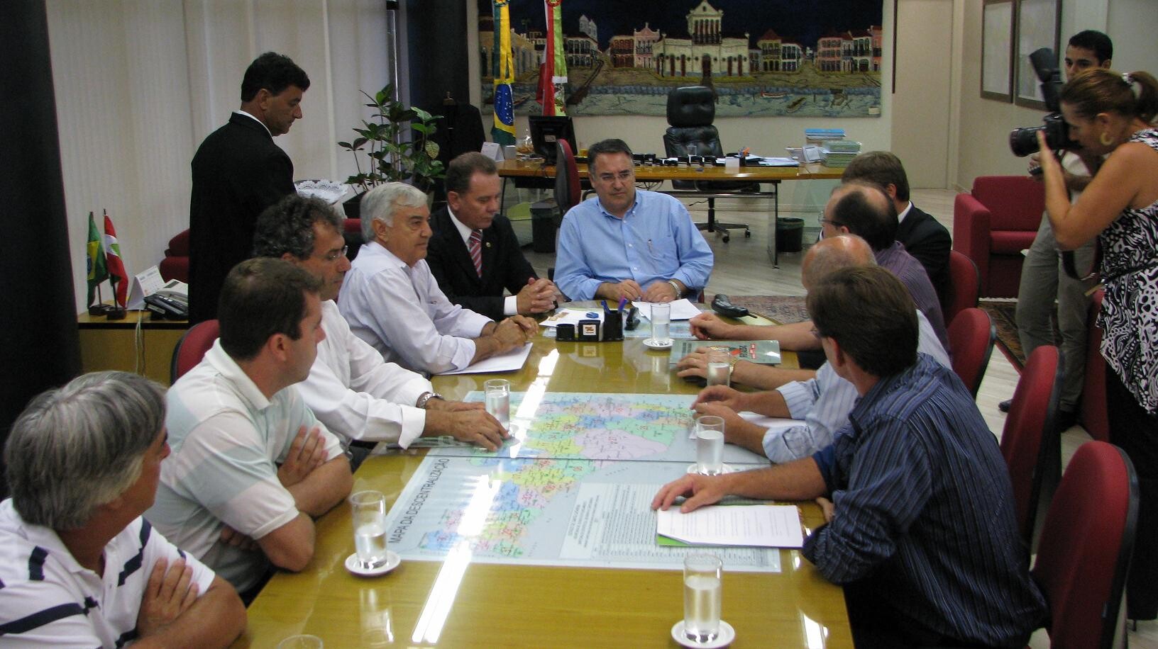 Deputado Joares Ponticelli esteve reunido com lideranças do sul em audiência no Centro Administrativo com o Governador Raimundo Colombo nesta quarta-feira.