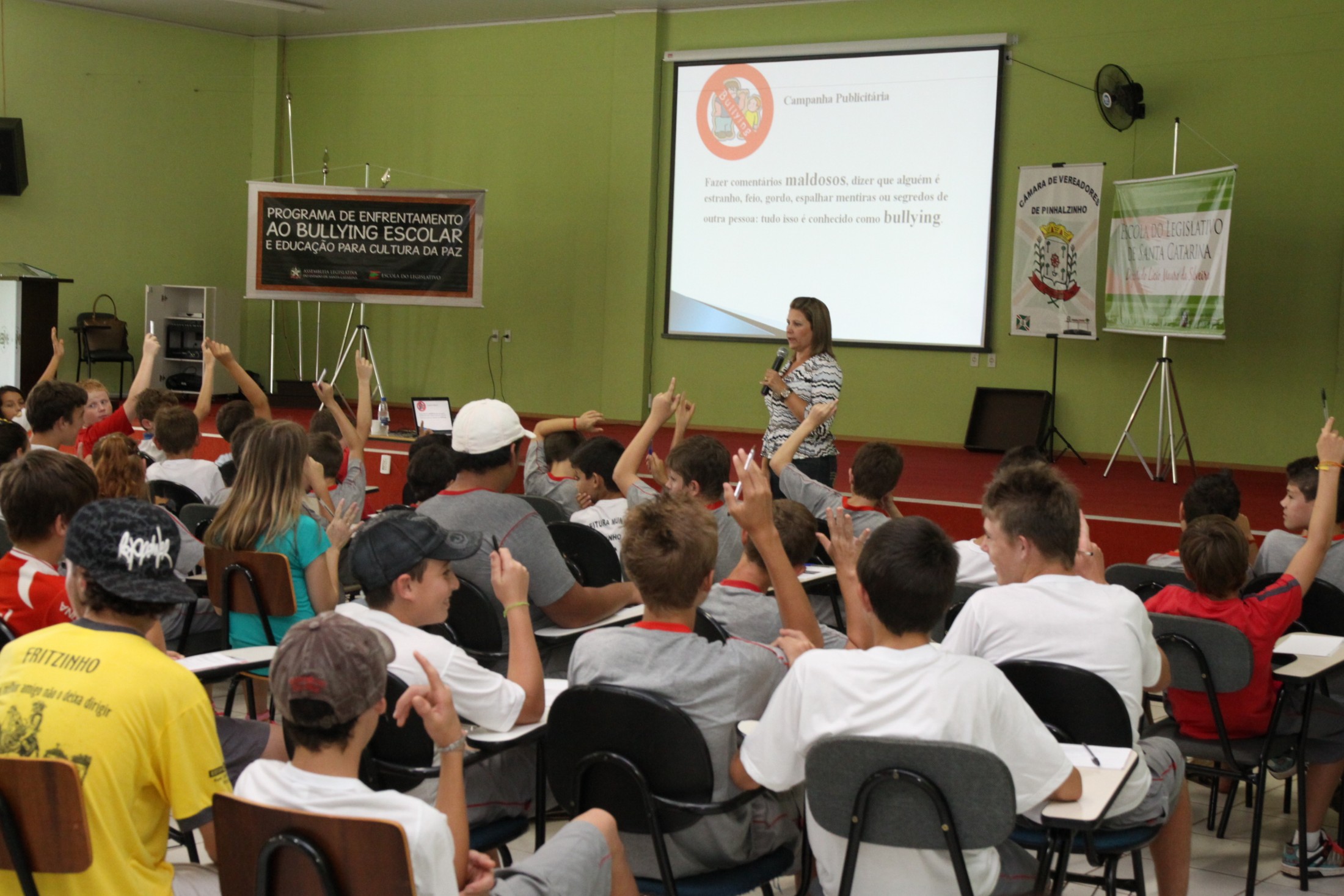 A Escola do Legislativo debate sobre o Bullying na escola em Pinhalzinho