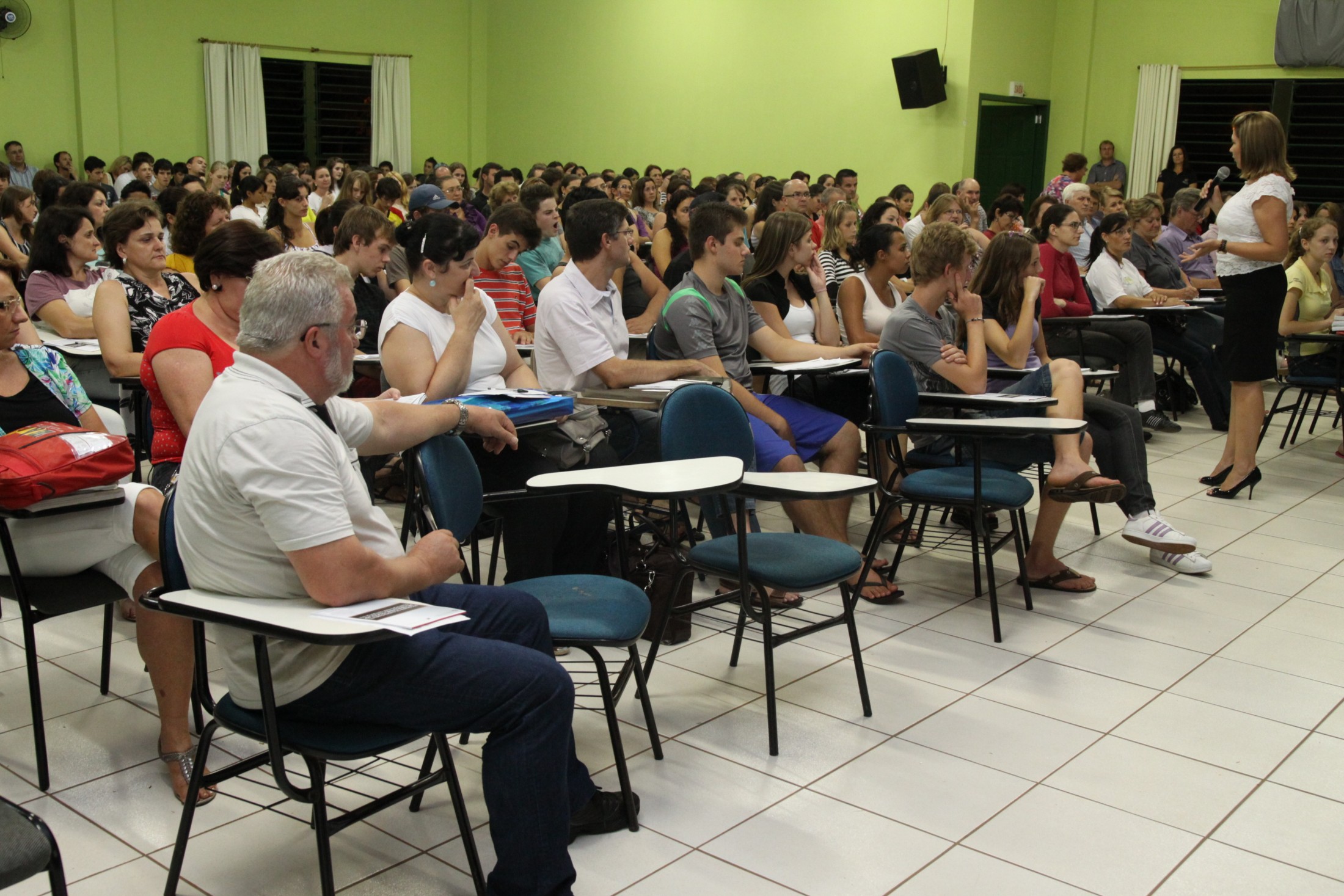 A Escola do Legislativo debate sobre o Bullying na escola em Pinhalzinho