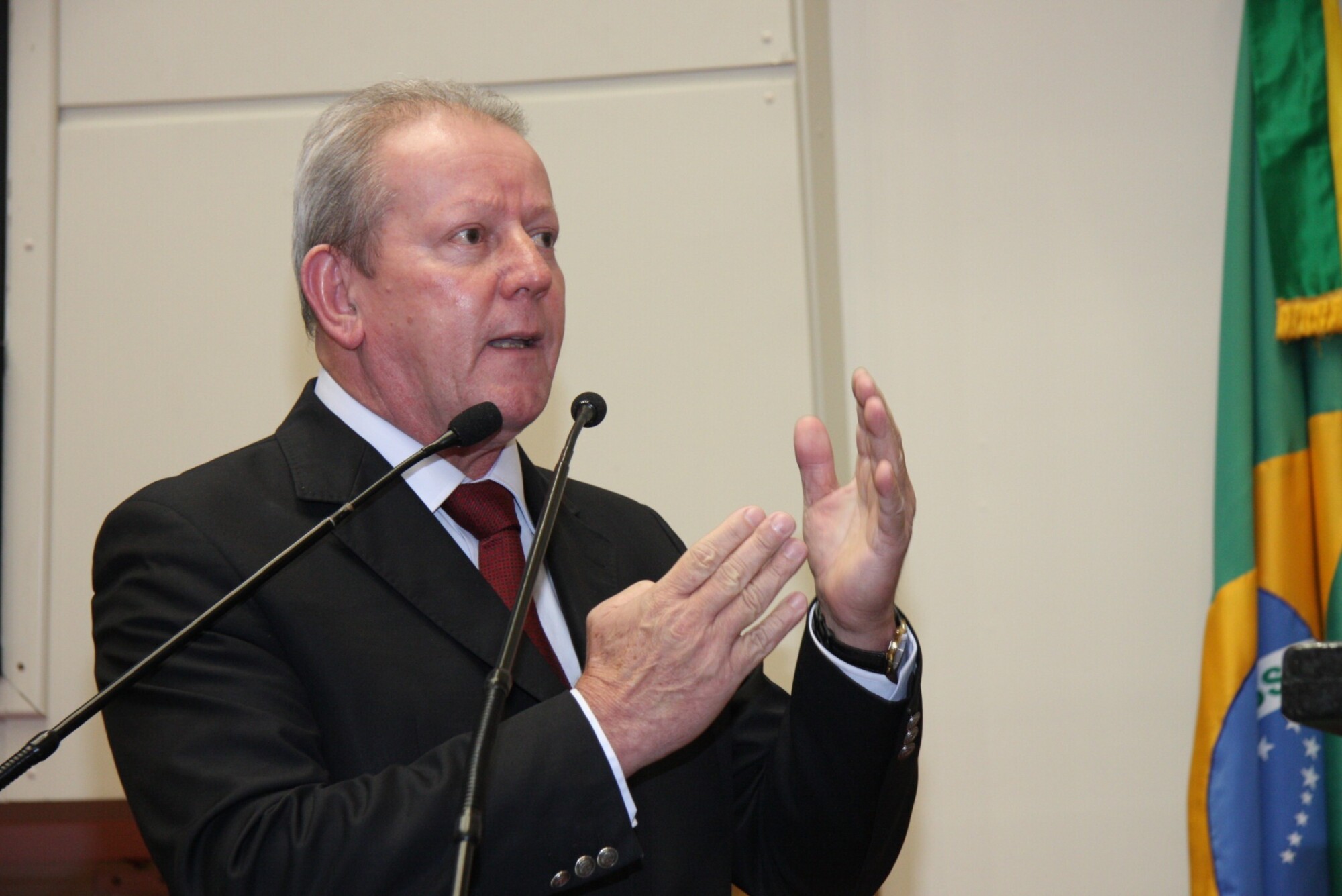 Dos Gabinetes – Crise é maior do que aparenta, diz deputado Marcos Vieira
