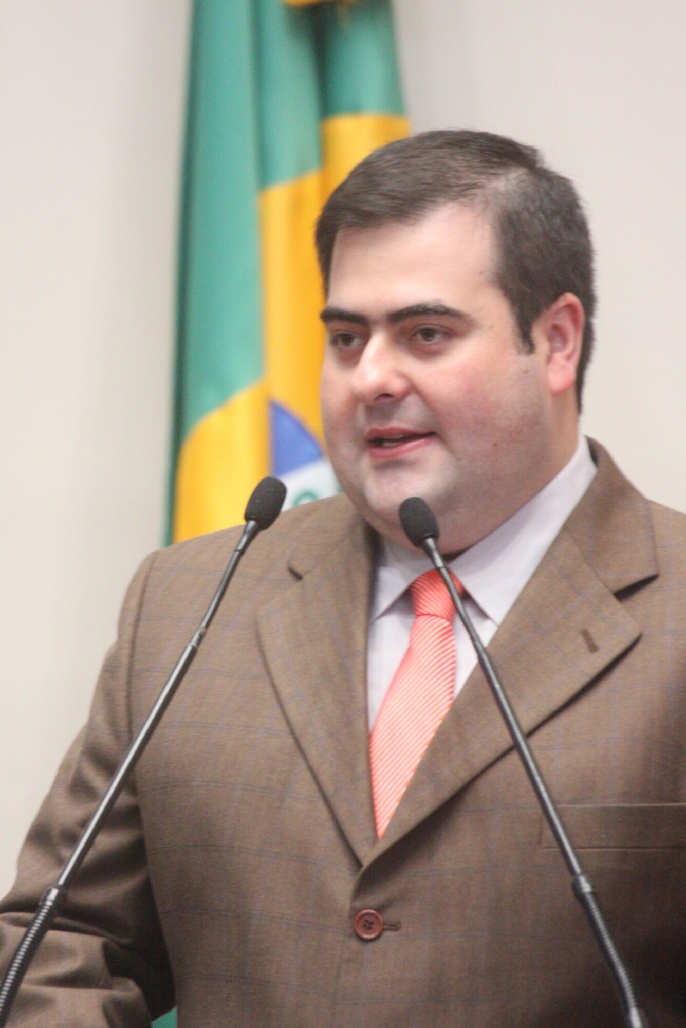 Dos Gabinetes – Deputado Carlos Chiodini acompanha prioridades para a educação da 24ª SDR