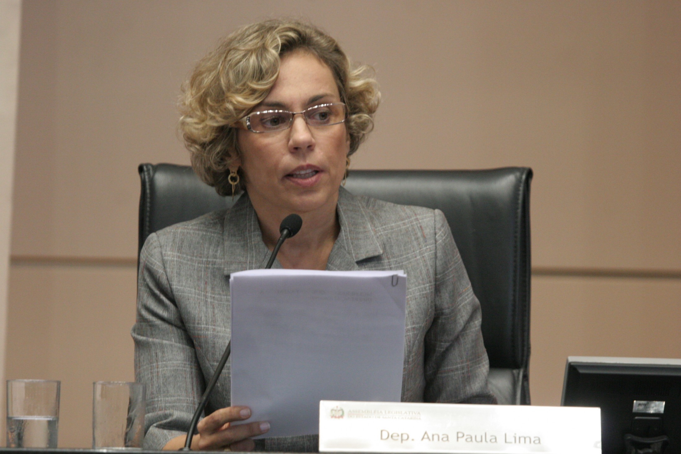 Sessão em Homenagem ao Dia Internacional da Mulher Dep. Ana Paula Lima