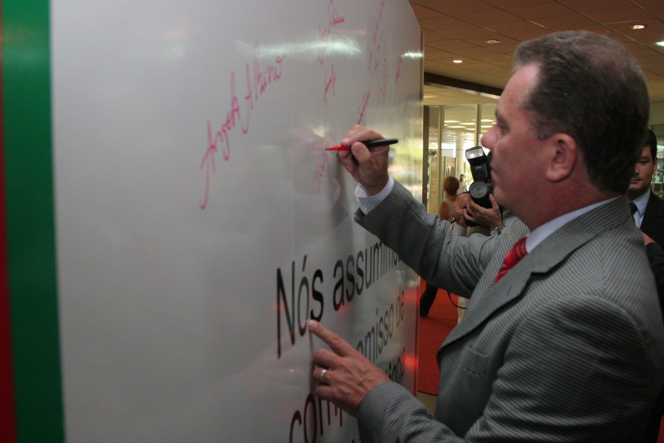Deputados assinam Mural no Hall da Alesc