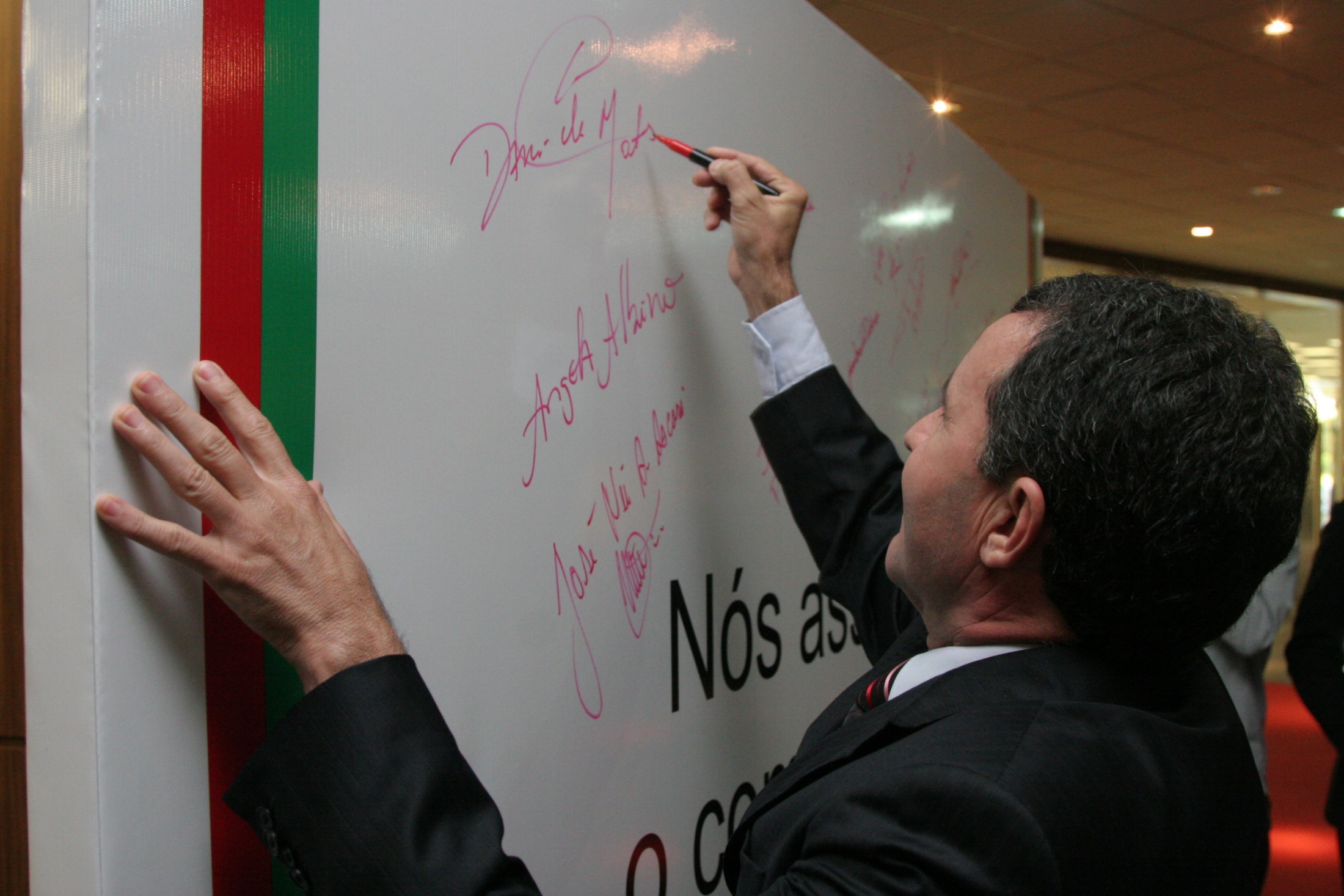 Deputados assinam Mural no Hall da Alesc