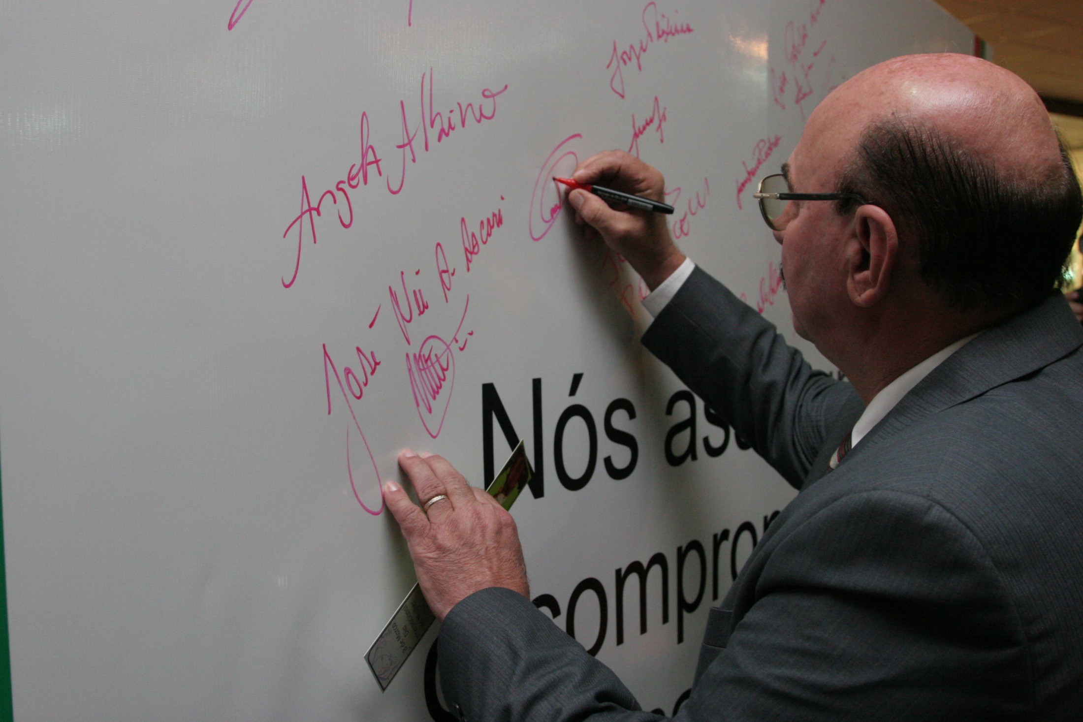Deputados assinam Mural no Hall da Alesc