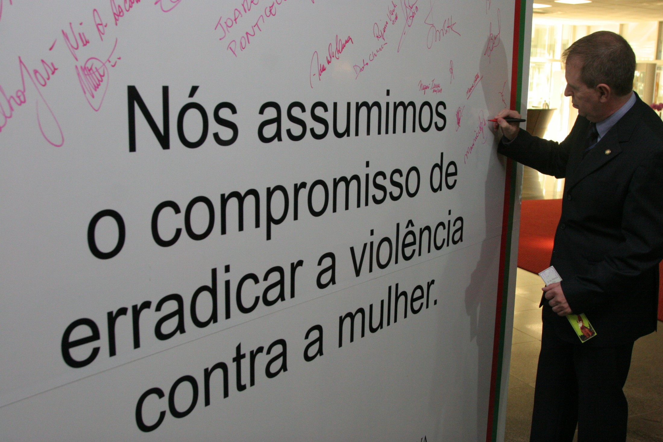 Deputados assinam Mural no Hall da Alesc