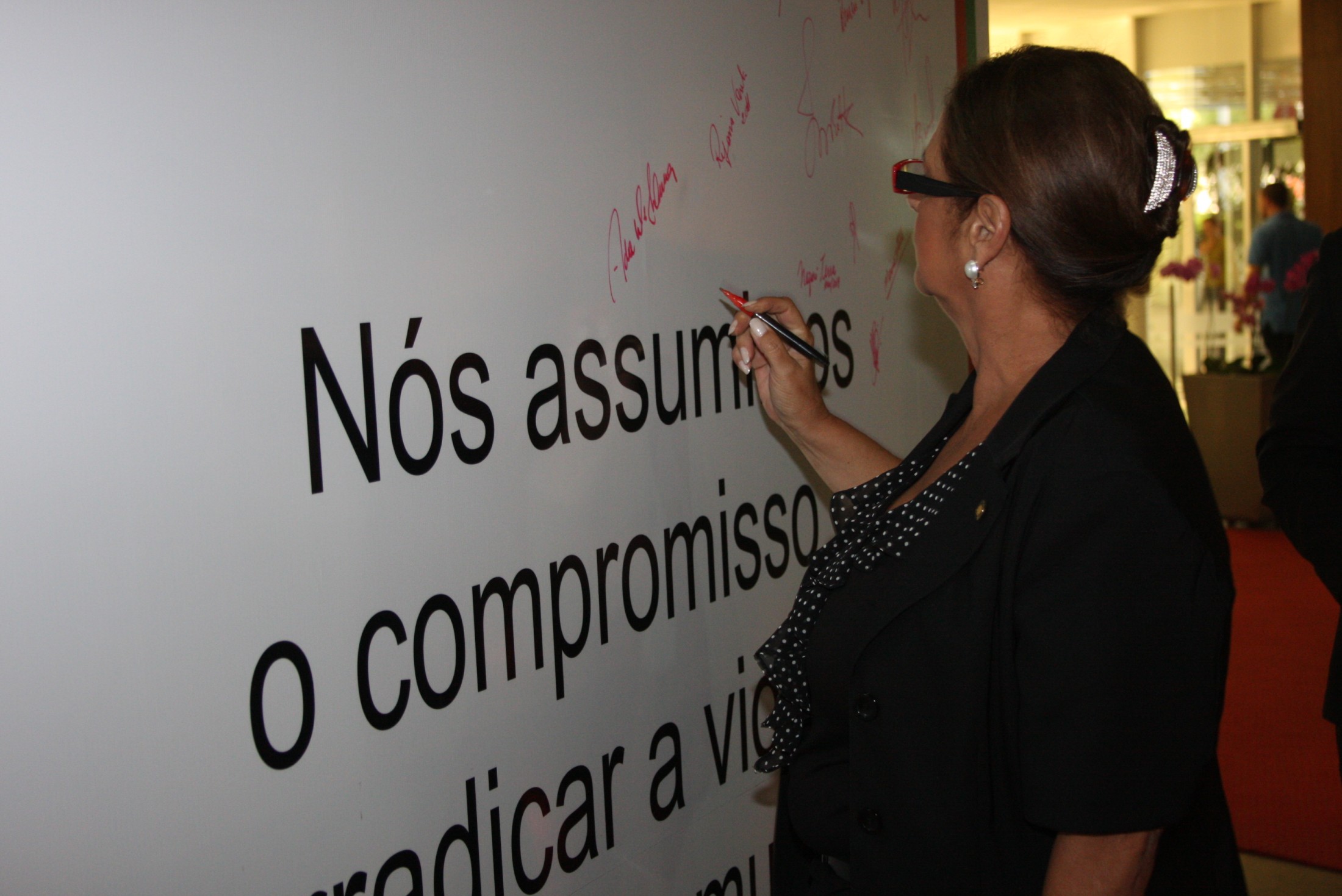 Deputados assinam Mural no Hall da Alesc
