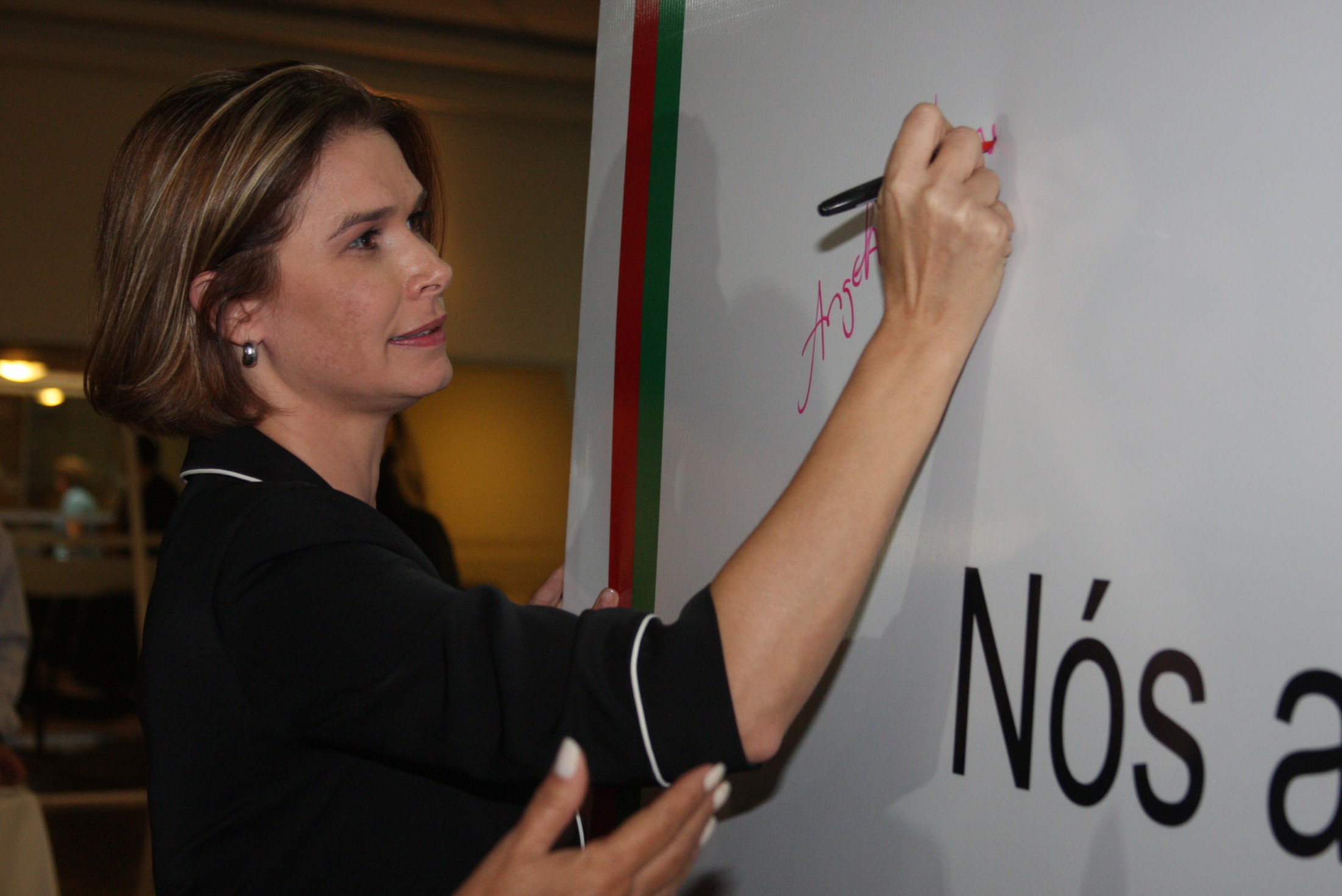 Deputados assinam Mural no Hall da Alesc