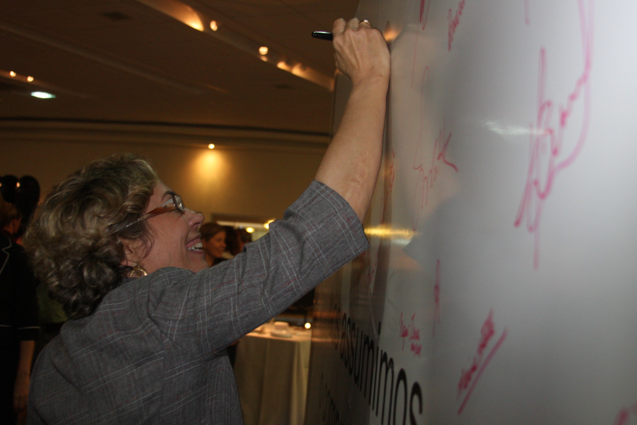Deputados assinam Mural no Hall da Alesc