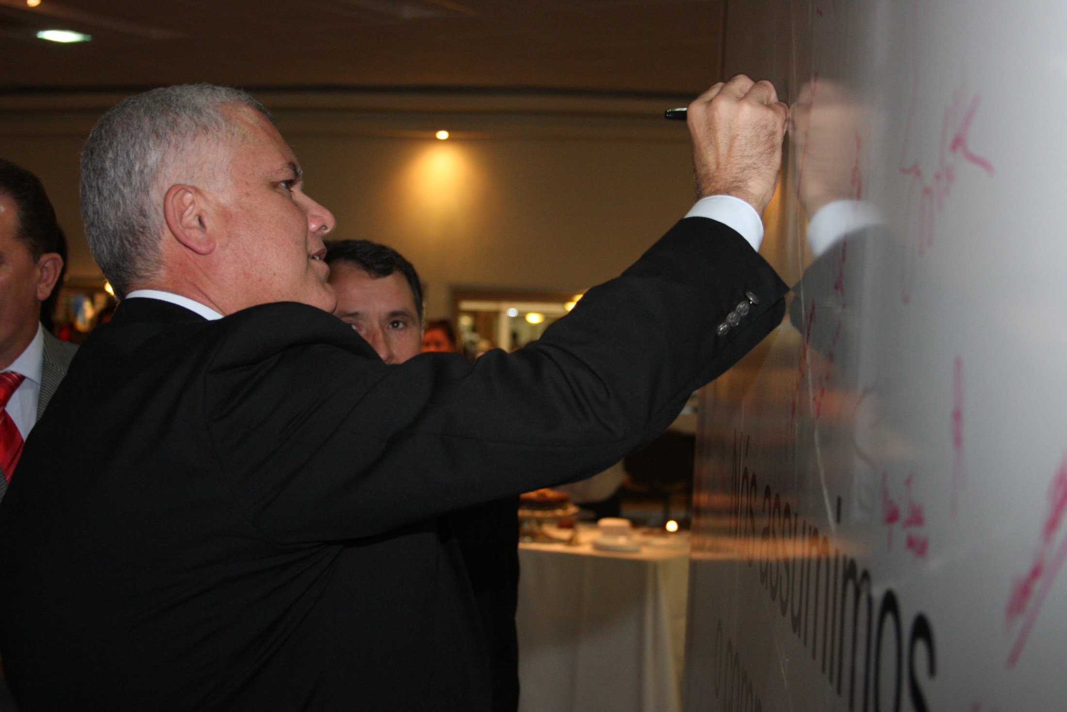Deputados assinam Mural no Hall da Alesc