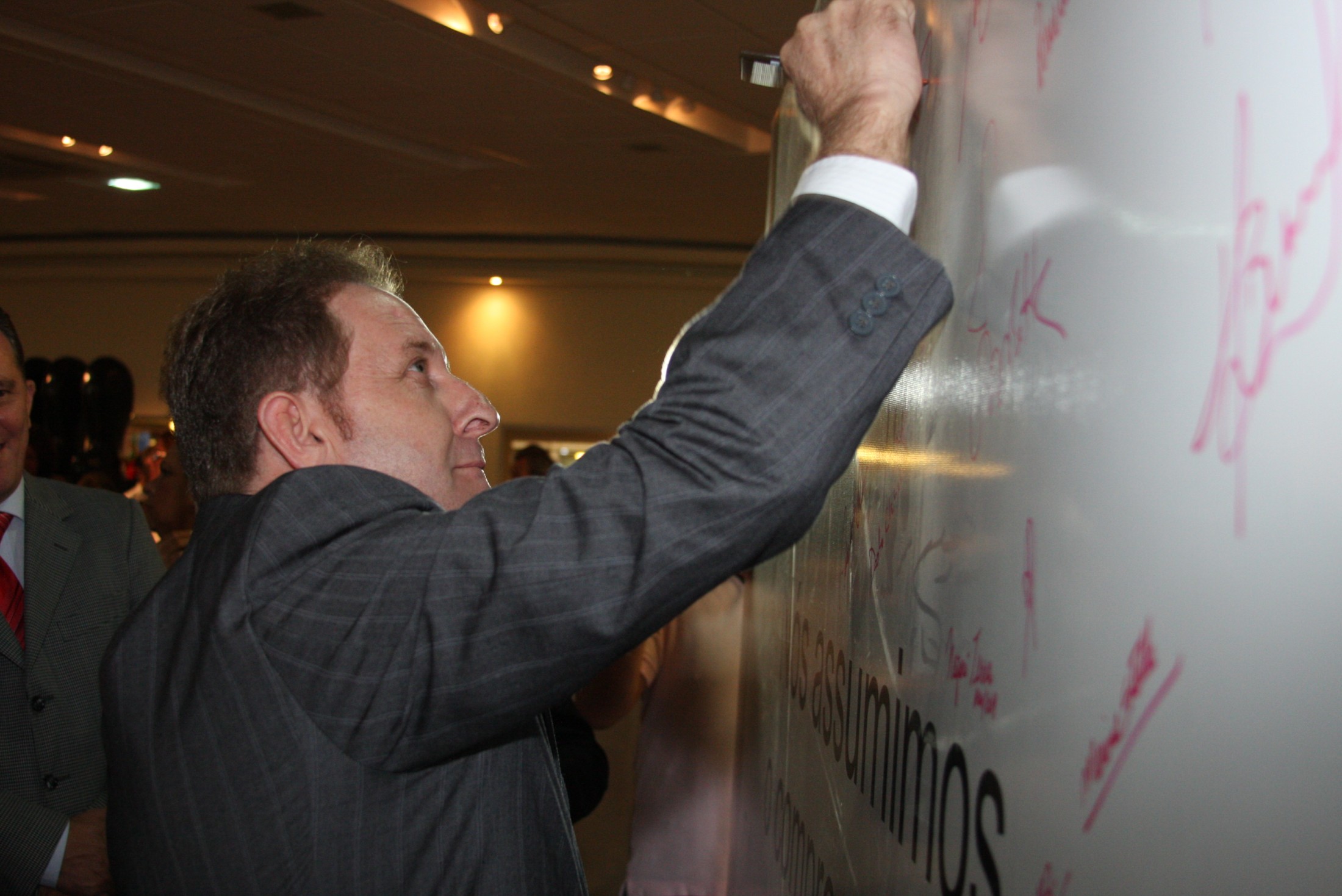 Deputados assinam Mural no Hall da Alesc