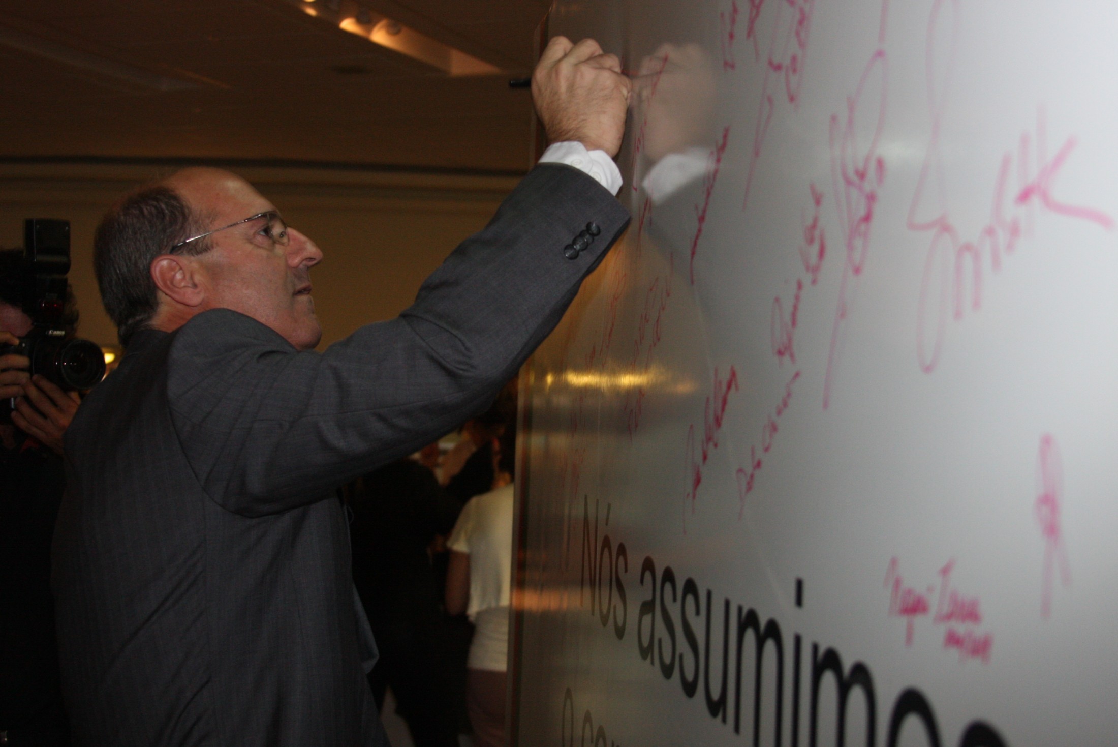 Deputados assinam Mural no Hall da Alesc