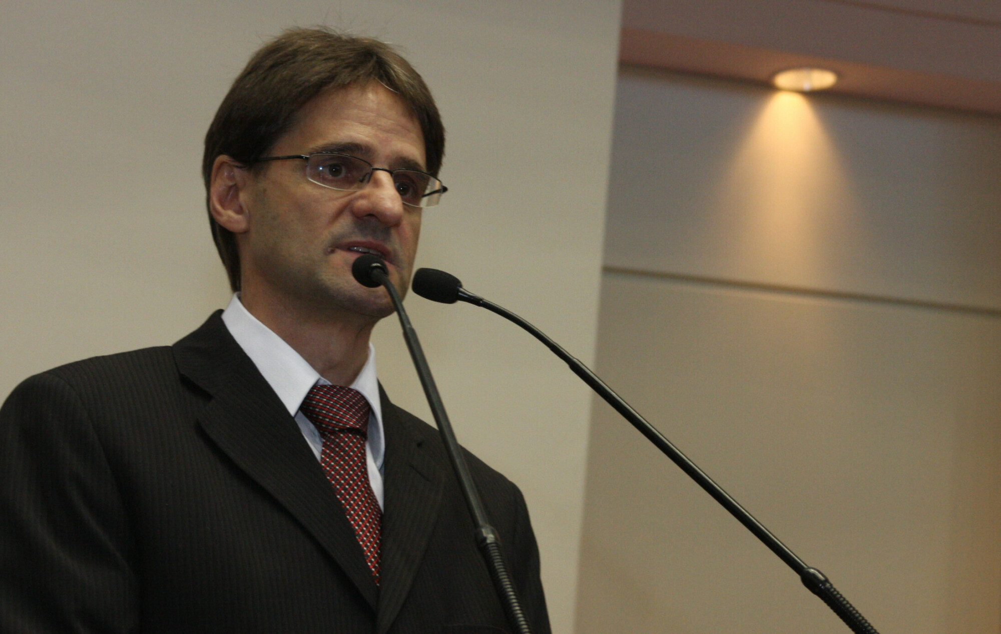 Dos Gabinetes- Deputado Saretta pede a exclusão de gastos com inativos da educação