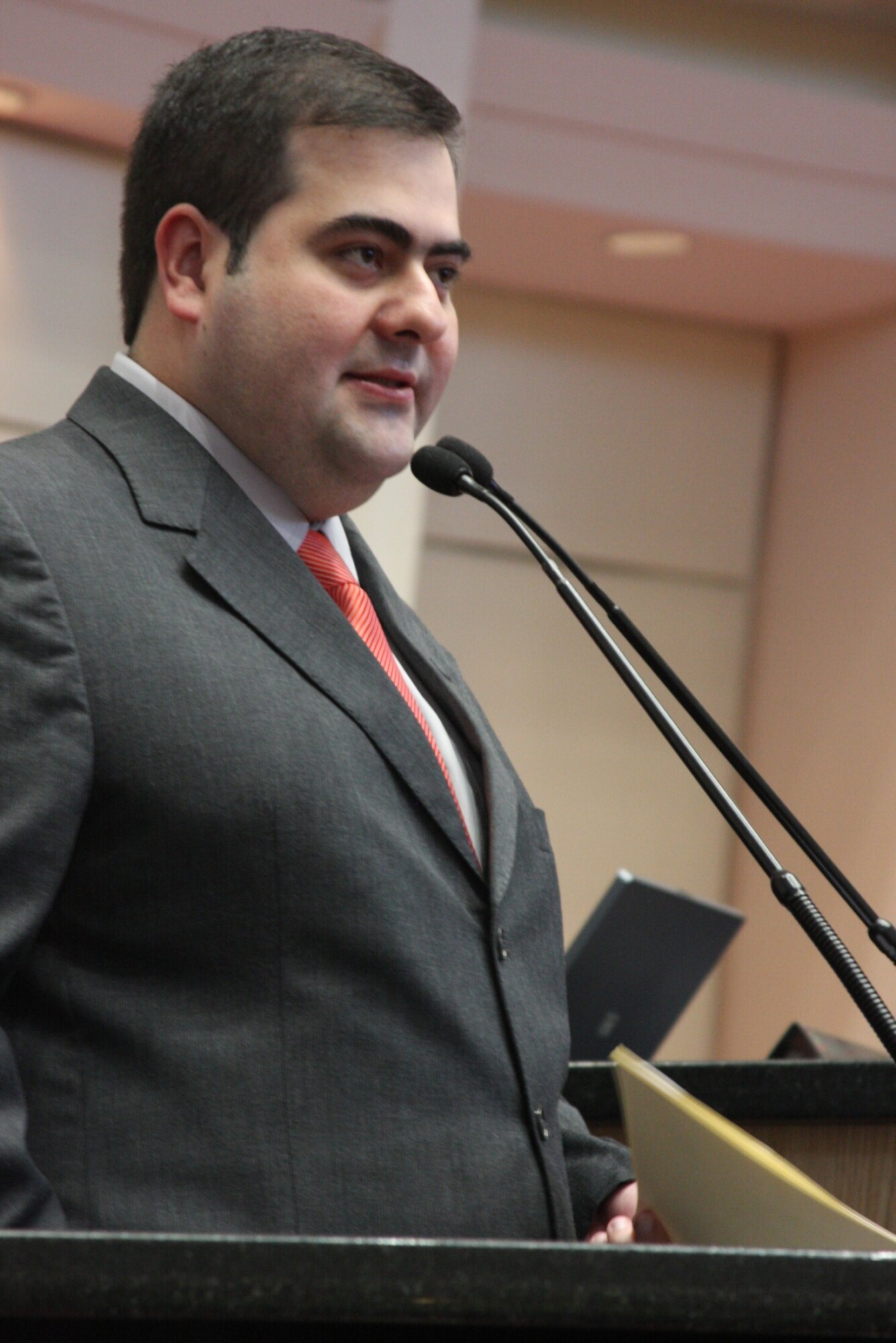 Dos Gabinetes- Deputado Carlos Chiodini defende setor imobiliário e criação de regional da Fatma na
