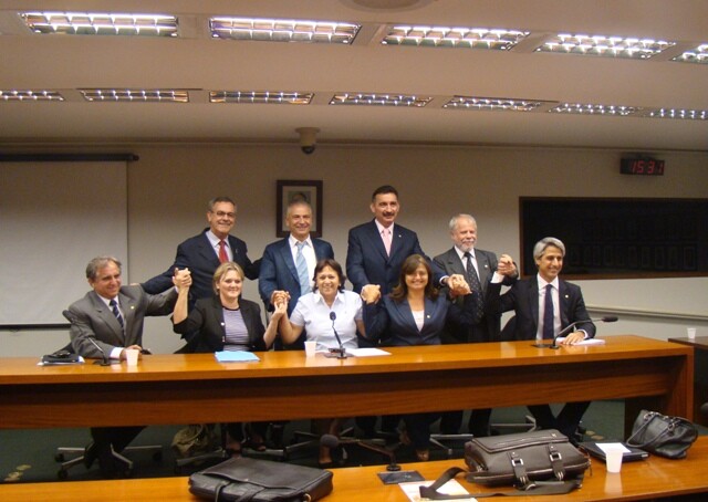 Dos Gabinetes- Luciane Carminatti aprova moção de apoio à implantação do piso dos professores