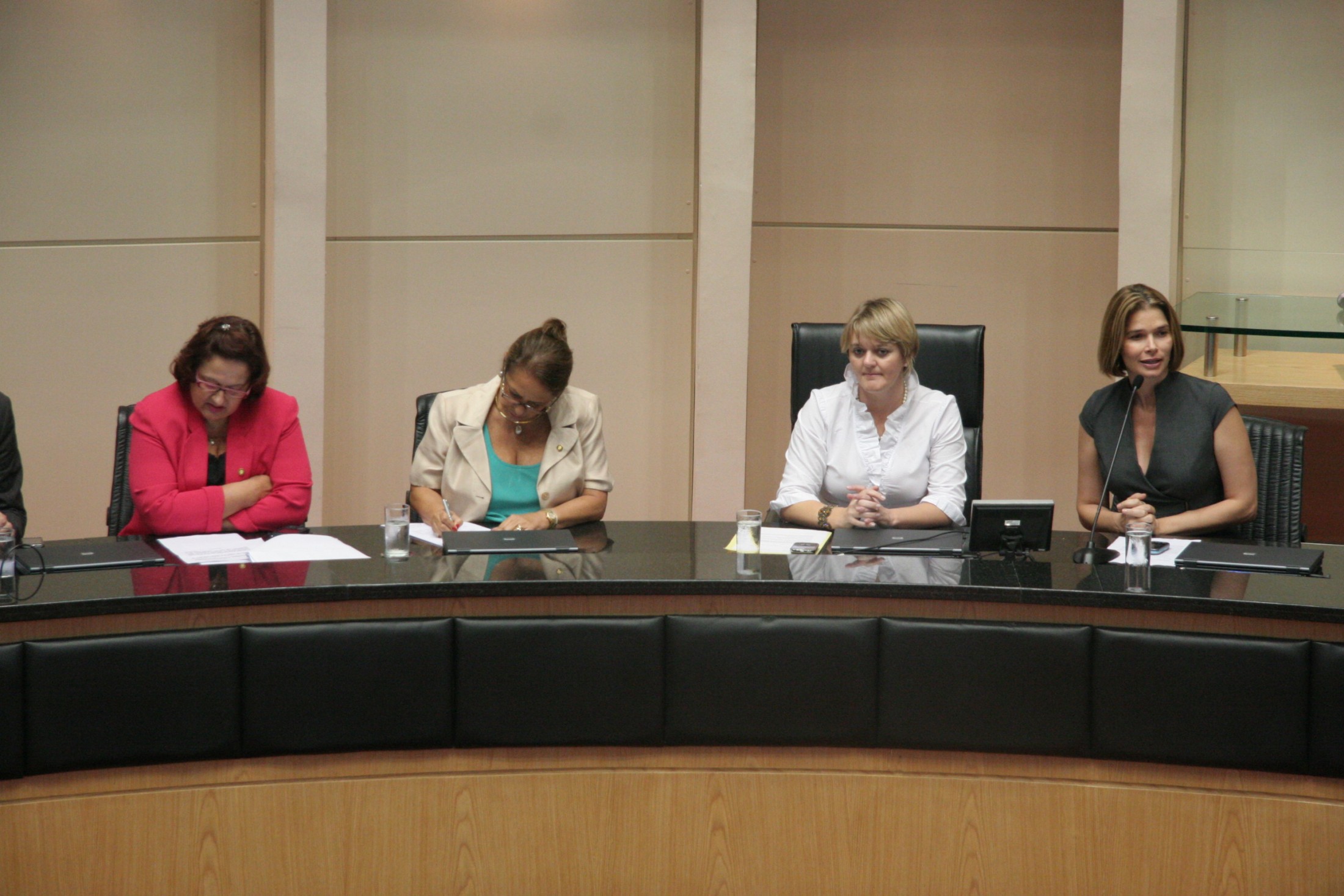 Encontro promovido pela bancada feminina debate condição da mulher na sociedade