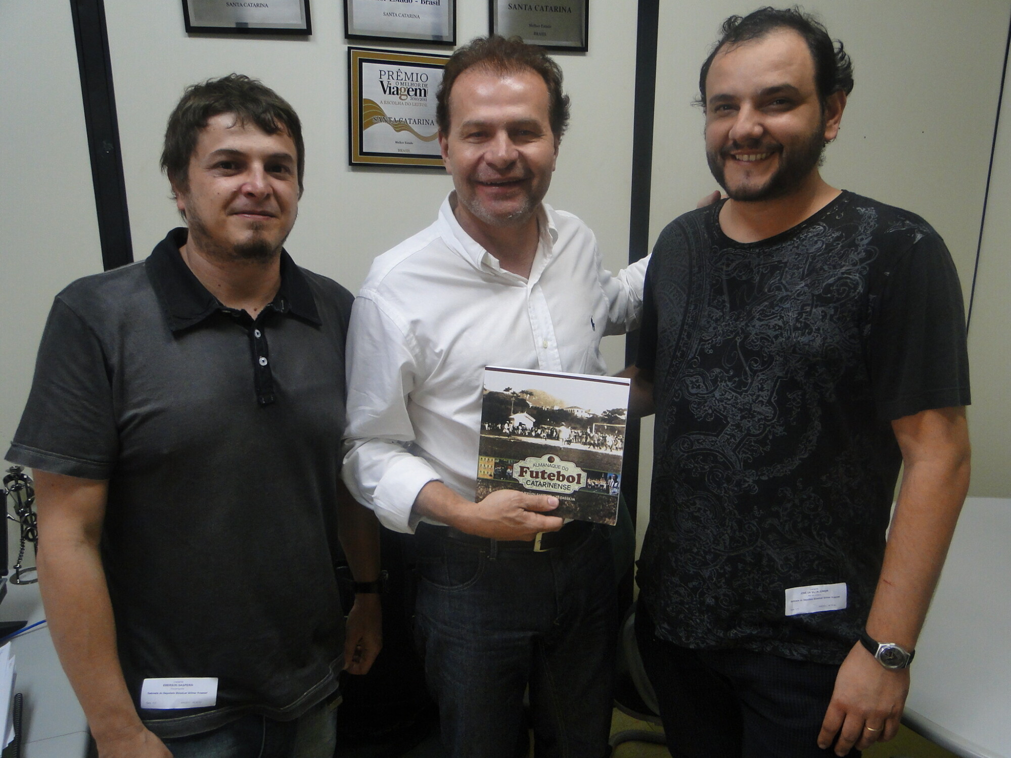 Dos Gabinetes- Jornalistas agradecem apoio do deputado ao “Almanaque do Futebol Catarinense”