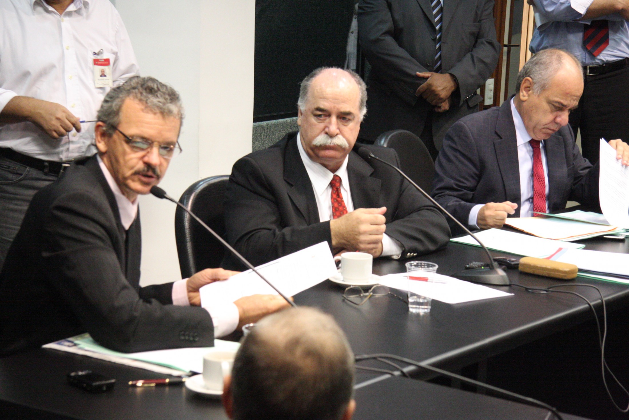 Dos Gabinetes – Adiada votação de projeto que extingue aposentadoria para ex-deputado servidor públi
