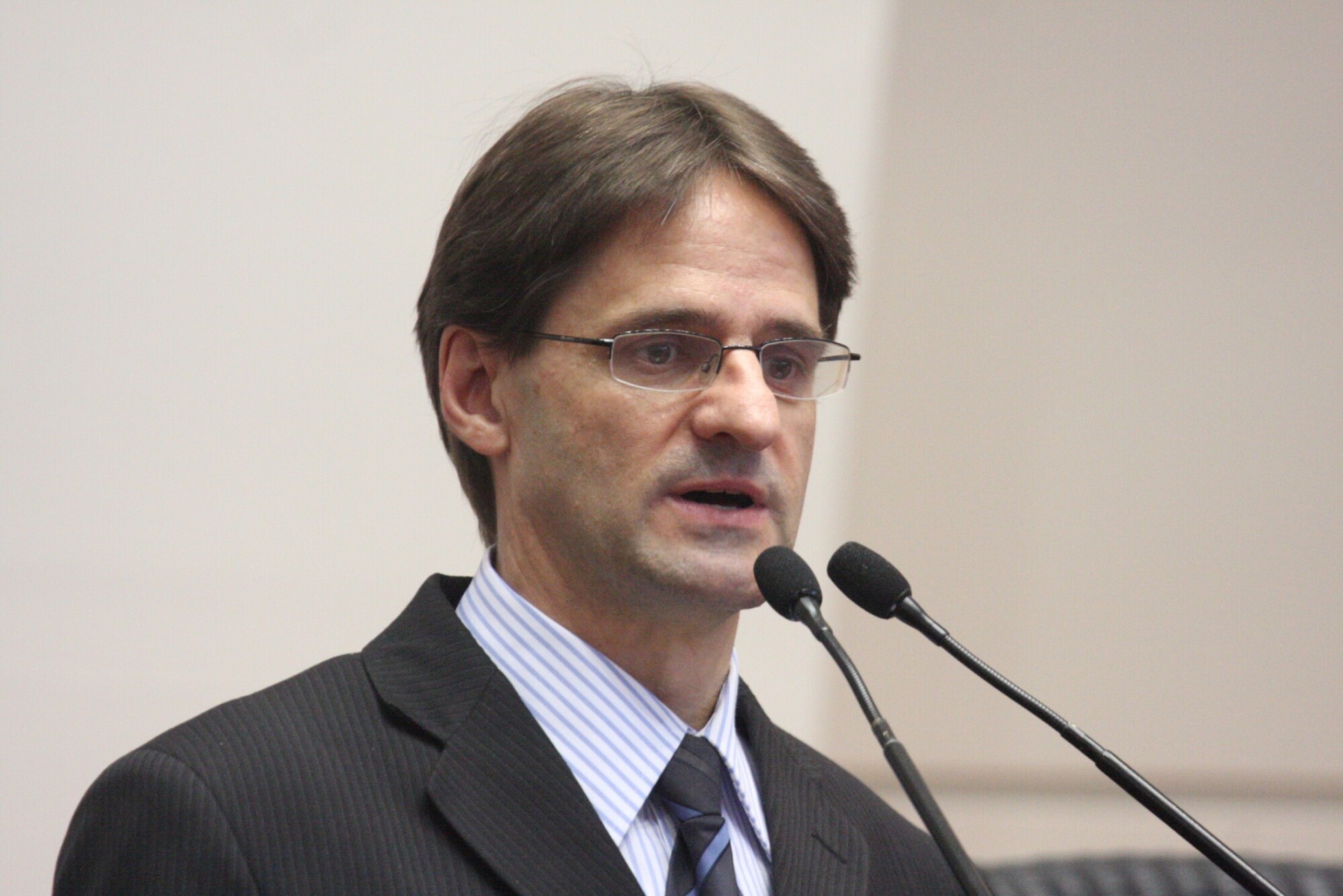 Dos Gabinetes- Saretta diz que é preciso encontrar alternativas para impedir exigências impostas par