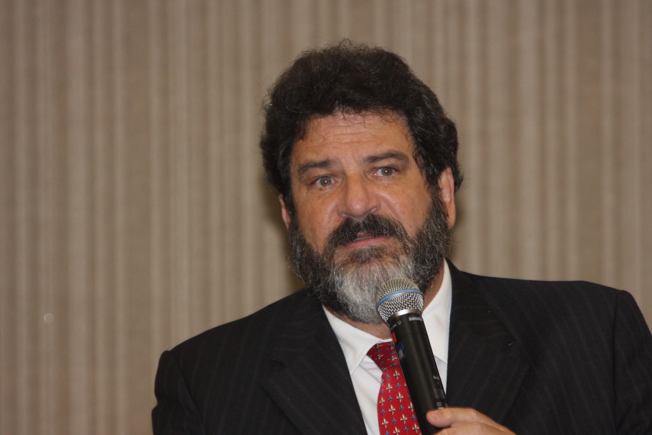 Mario Sergio Cortella motiva reflexão com palestra “Qual é a tua obra”