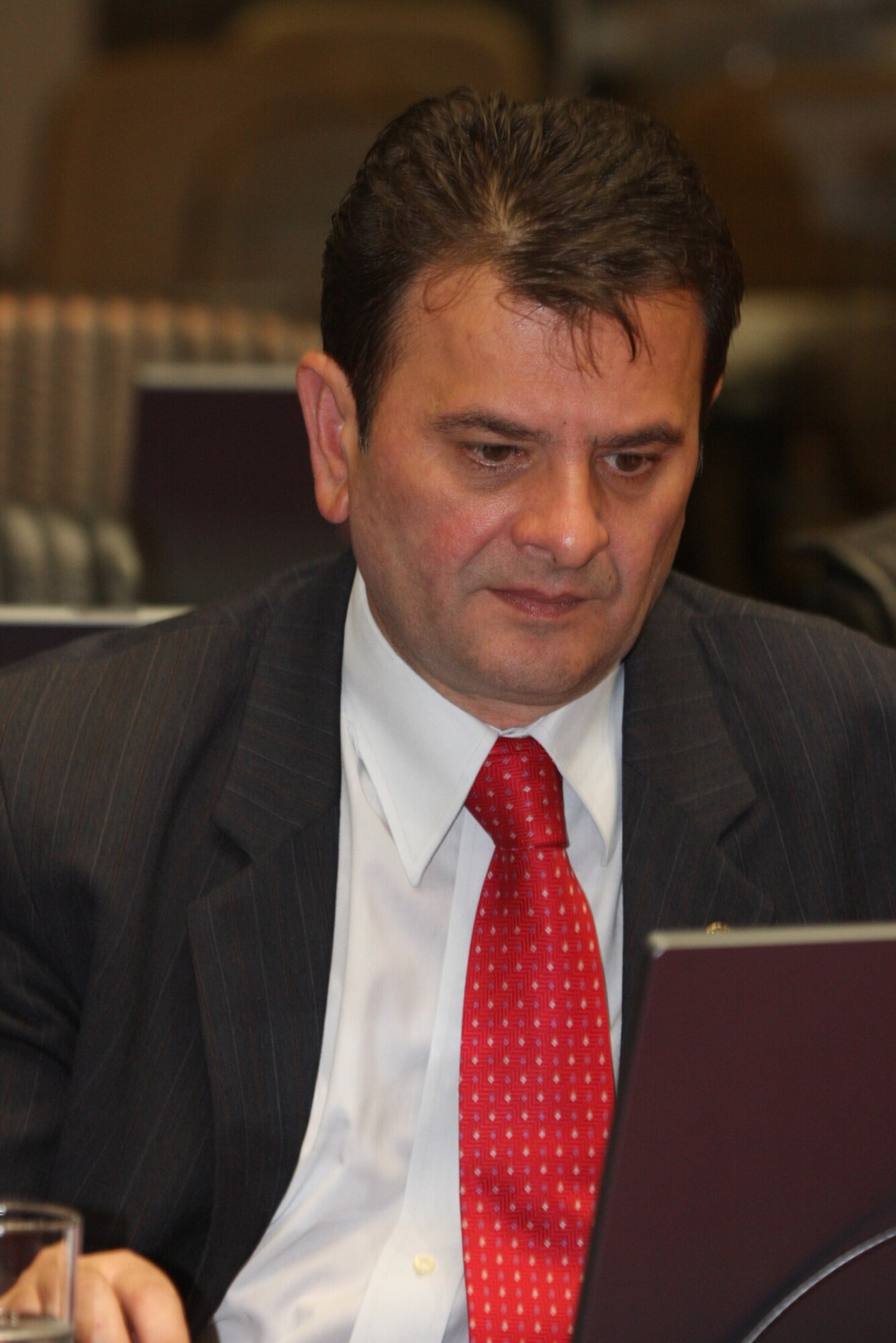 Dos Gabinetes – Indicação de deputado solicita criação de equipes multidisciplinares em unidades esc