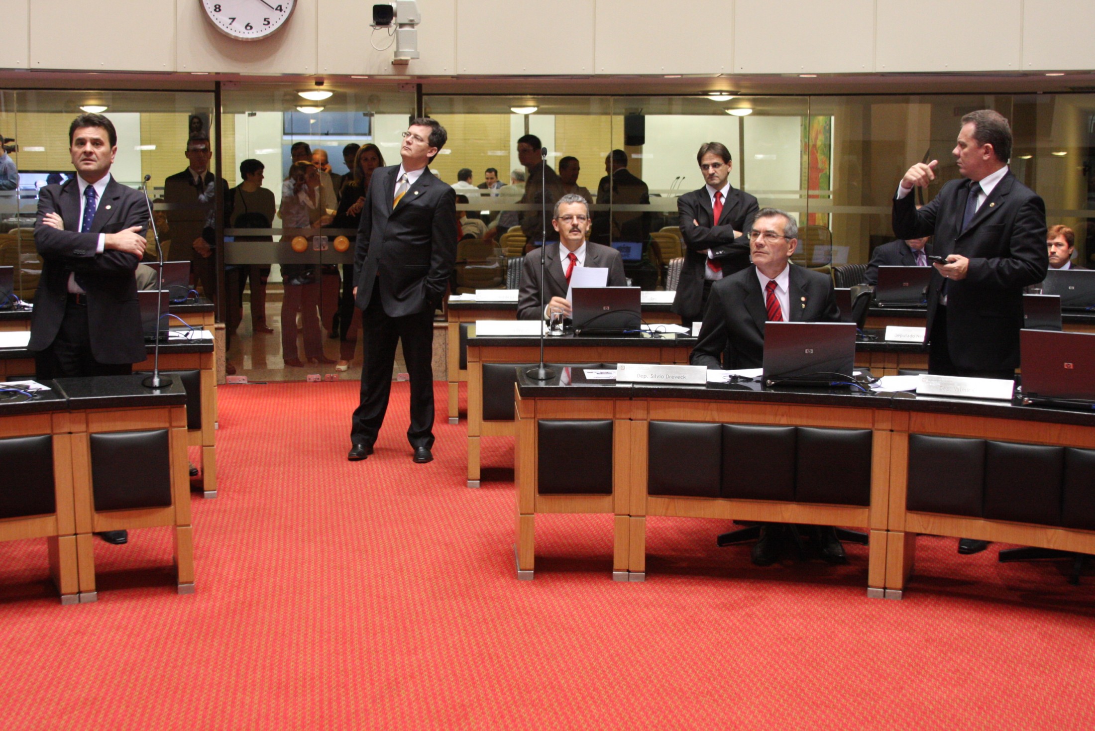 Assembleia aprova lei instituindo o uso do sistema Libras no atendimento aos deficientes auditivos