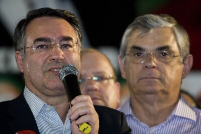 Raimundo Colombo viaja e transmite o cargo para Eduardo Pinho Moreira