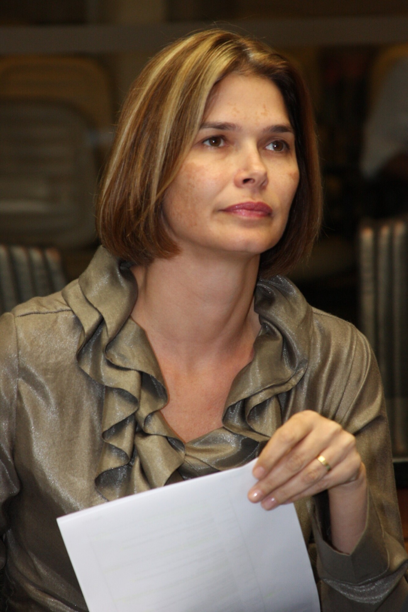 Dos Gabinetes- MP que implanta piso dos servidores da Educação é inconstitucional, diz Angela Albino