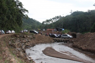 Comitiva vistoria obras no Complexo do Morro do Baú