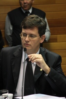 Medida provisória que eleva o salário dos professores chega à Assembleia