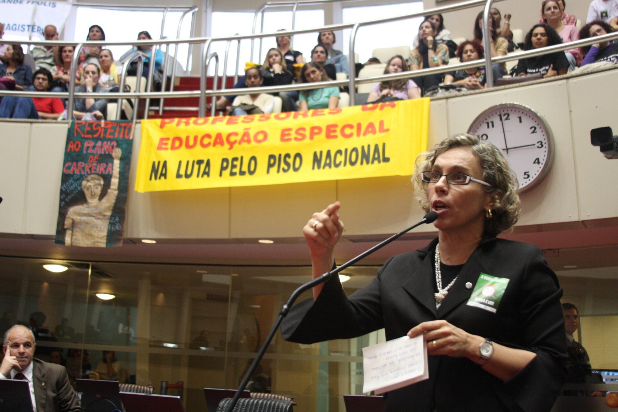 Dos Gabinetes- Greve do Magistério: Deputada Ana Paula Lima propõe que parlamentares entrem nas nego