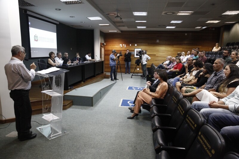 Professores estaduais realizam ato de vigília em frente à Assembleia
