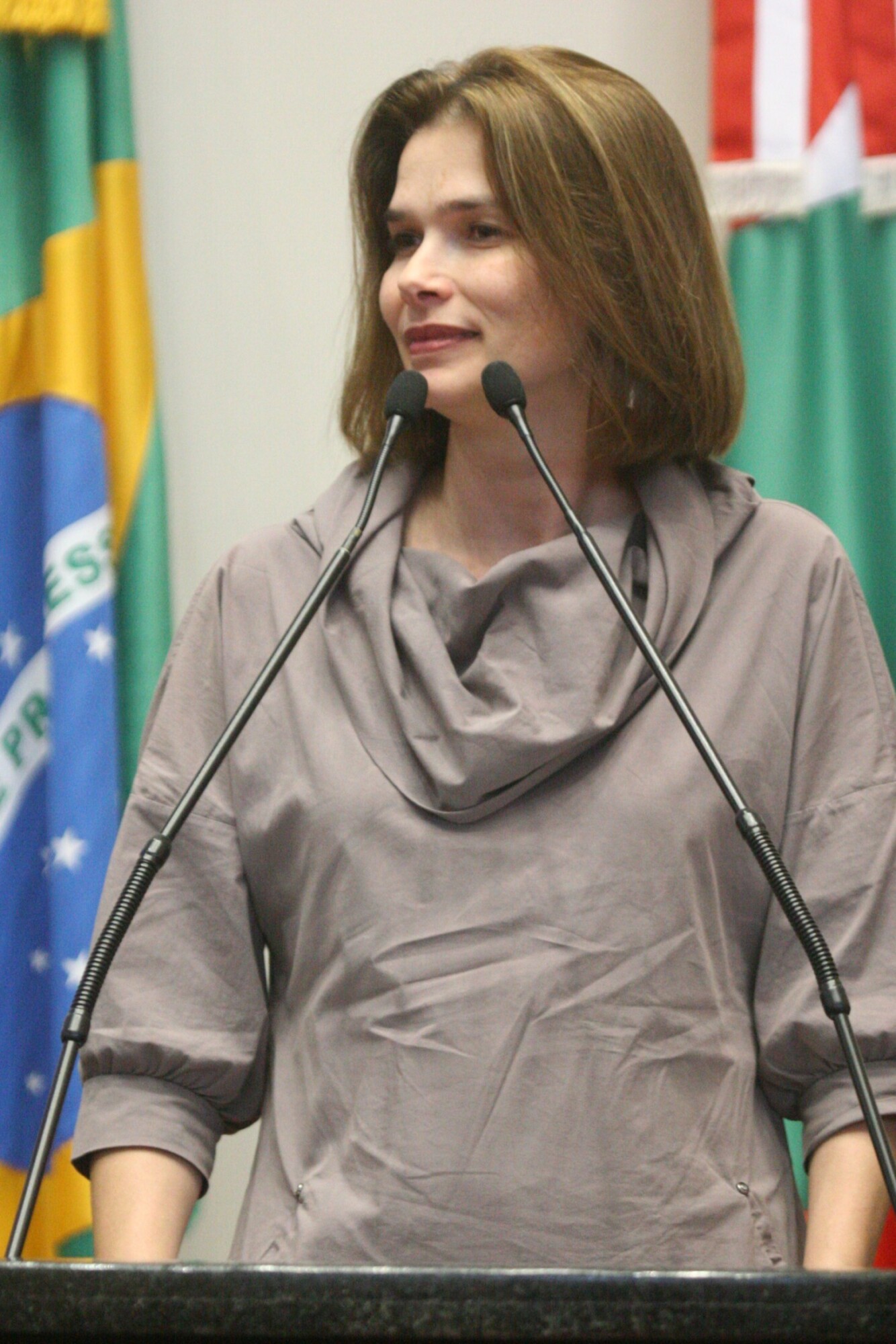 Dos Gabinetes – Angela Albino defende fim do foro privilegiado para parlamentares