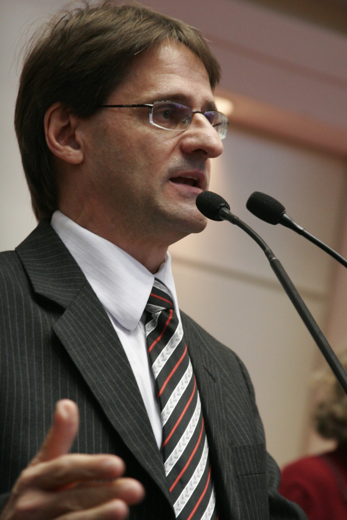 Dos Gabinetes- Decreto do governo do estado anula R$ 4 milhões da saúde e Saretta pede explicações