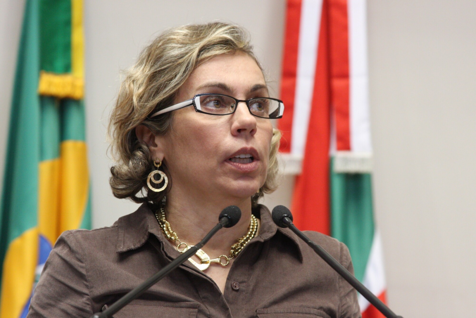 Dos Gabinetes – Deputada Ana Paula representa a ALESC na recepção à presidenta Dilma em Blumenau