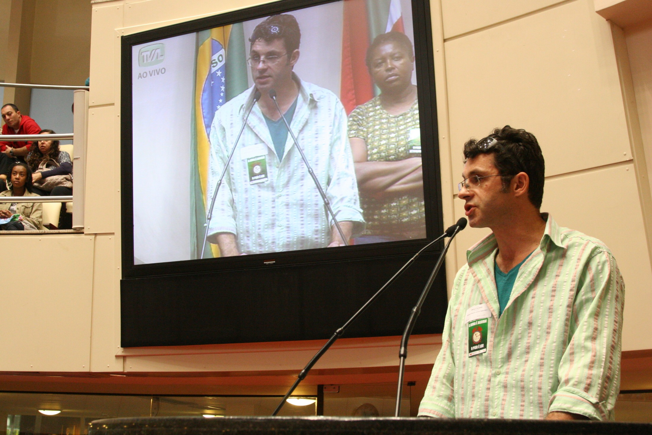 Professores ocupam a tribuna e garantem continuidade da greve