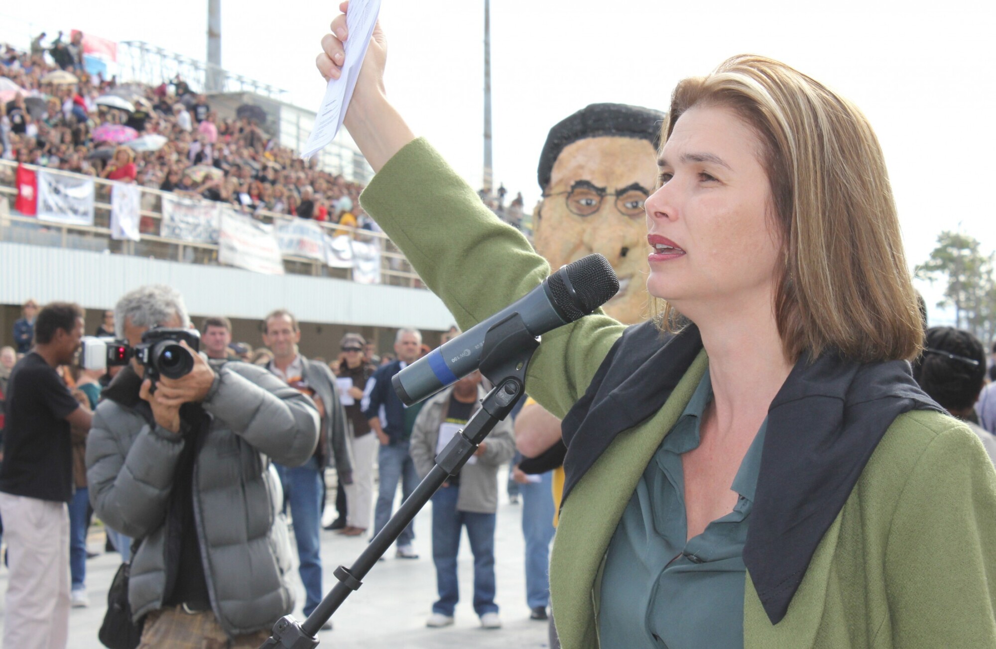 Deputada Angela Albino exibe as notas fiscais das compras na assembléia dos professores