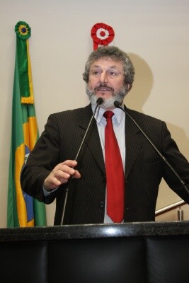 Padre Pedro defende agricultores de Abdon Batista