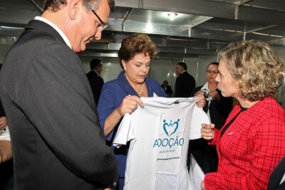 Dilma Rousseff recebe kit da campanha Adoção – Laços de Amor