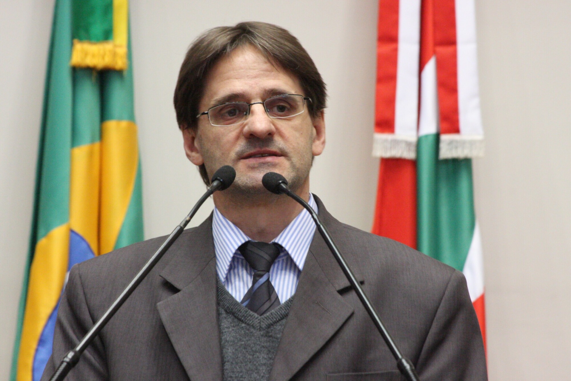 Dos Gabinetes – PECs de Saretta podem solucionar impasse dos professores