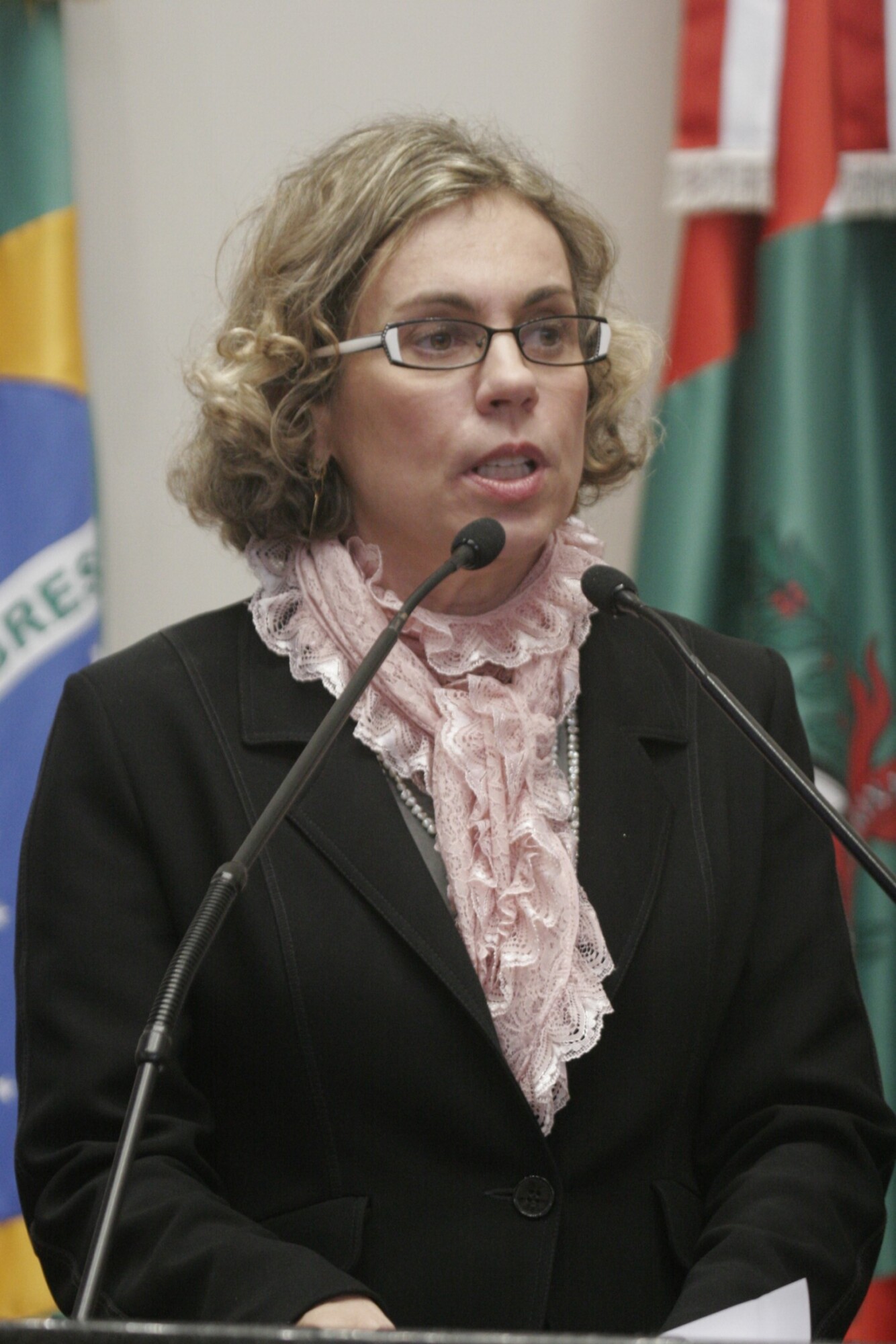 Dos Gabinetes – Deputada Ana Paula fala sobre seu apoio às decisões do magistério catarinense em def