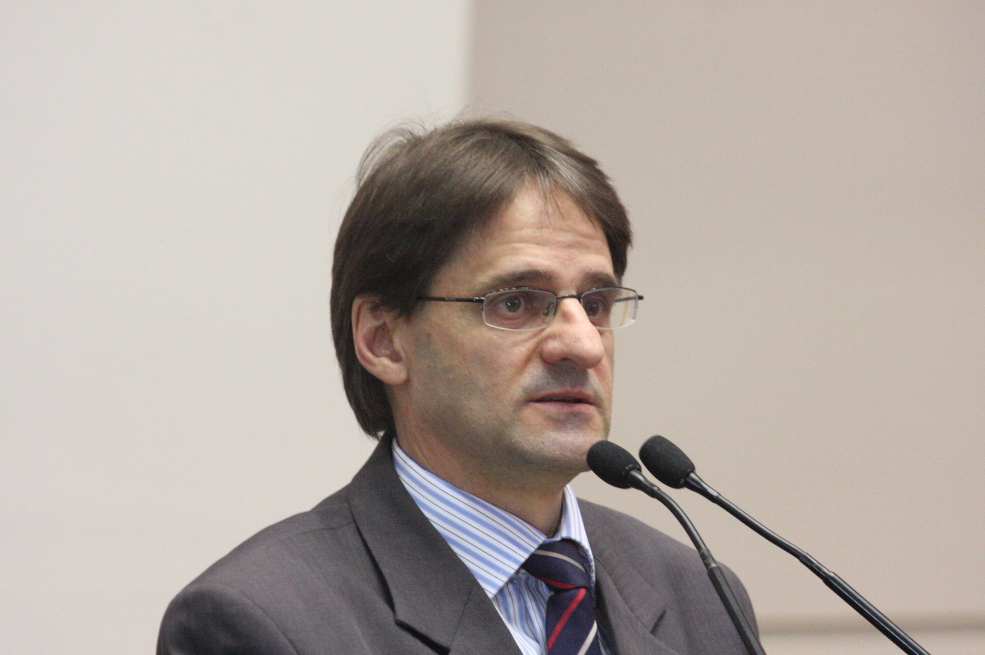 Dos Gabinetes- A verdadeira questão é cumprir a lei federal que determina o pagamento do piso, afirm