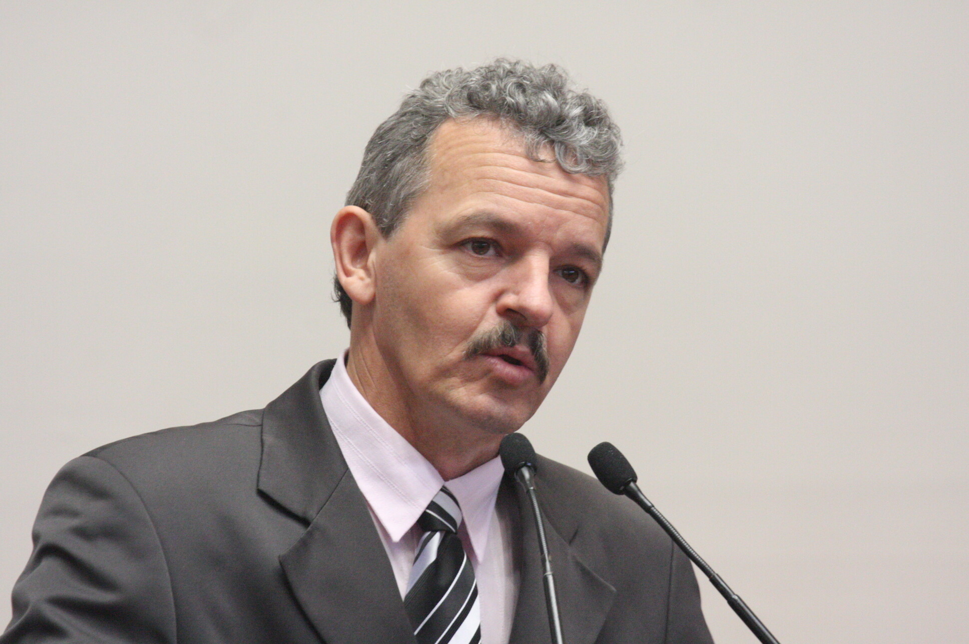 Dos Gabinetes- Dresch critica projeto do governo que privatiza Casan