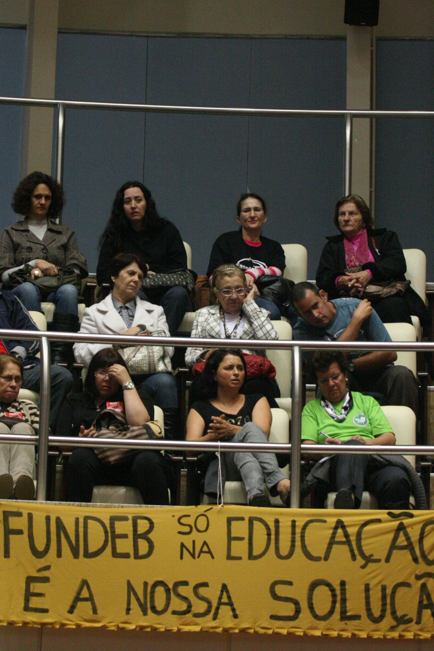 Professores em greve acompanham a Sessão