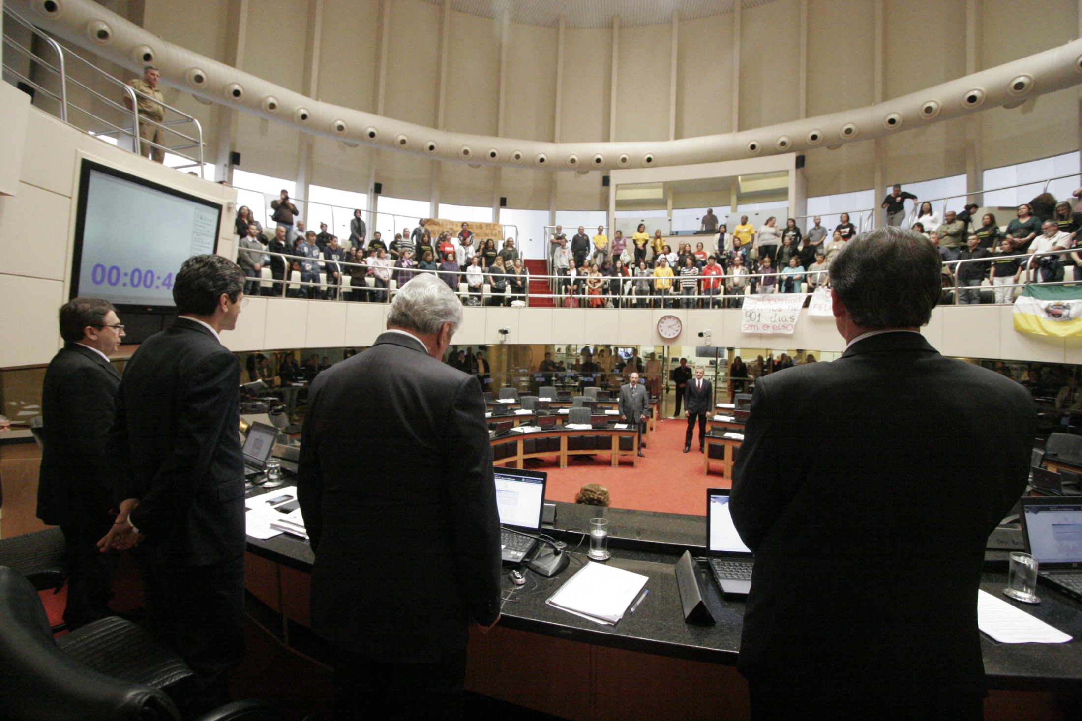 Deputados fazem um minuto de silêncio