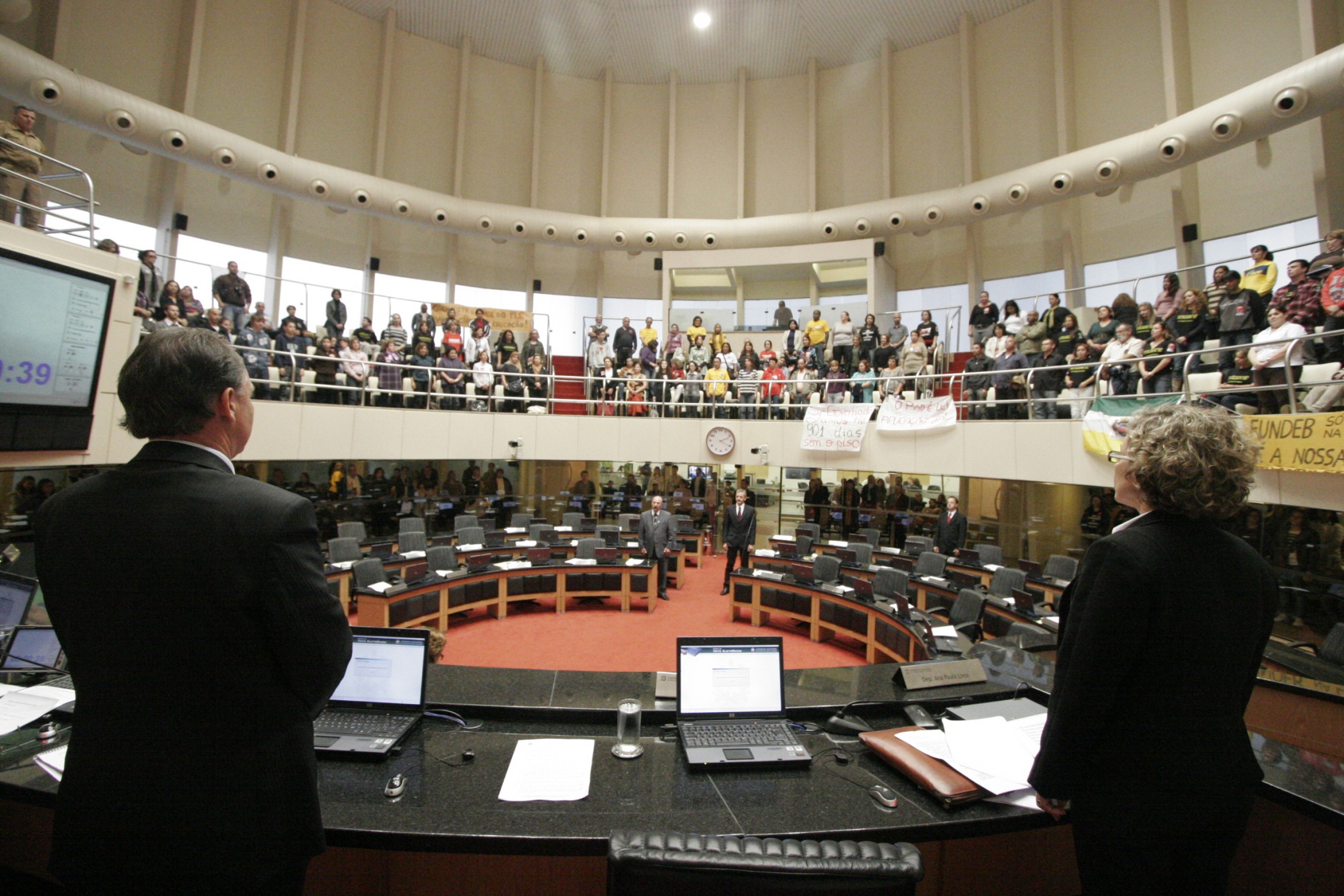 Deputados fazem um minuto de silêncio em homenagem ao Secretário de Articulaçao Polícita do Governo do Estado e ex Deputado Lirio Rosso.