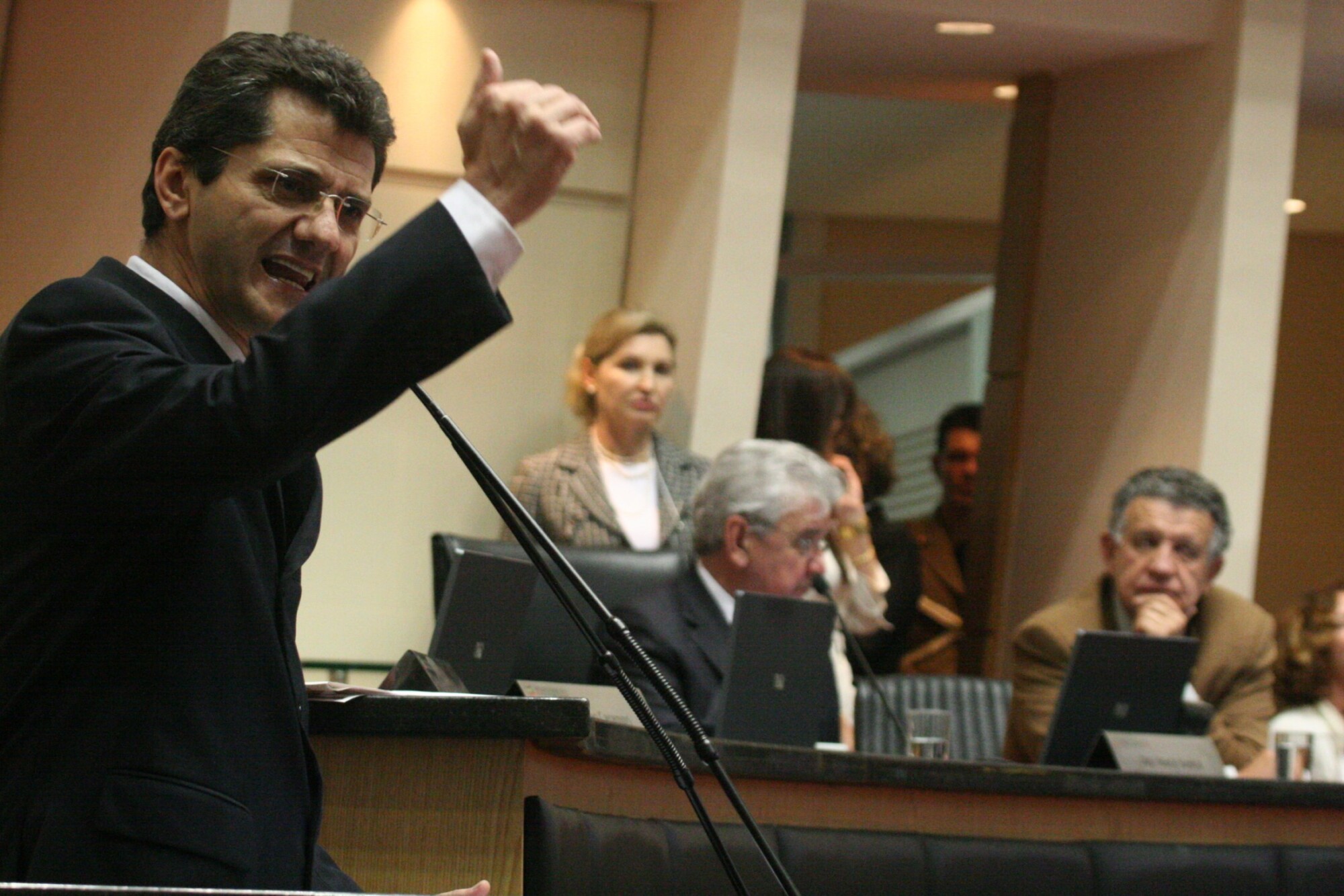 Dos Gabinetes –  Jailson comenta na tribuna o ato do deputado Onofre na última quinta-feira em Brasí