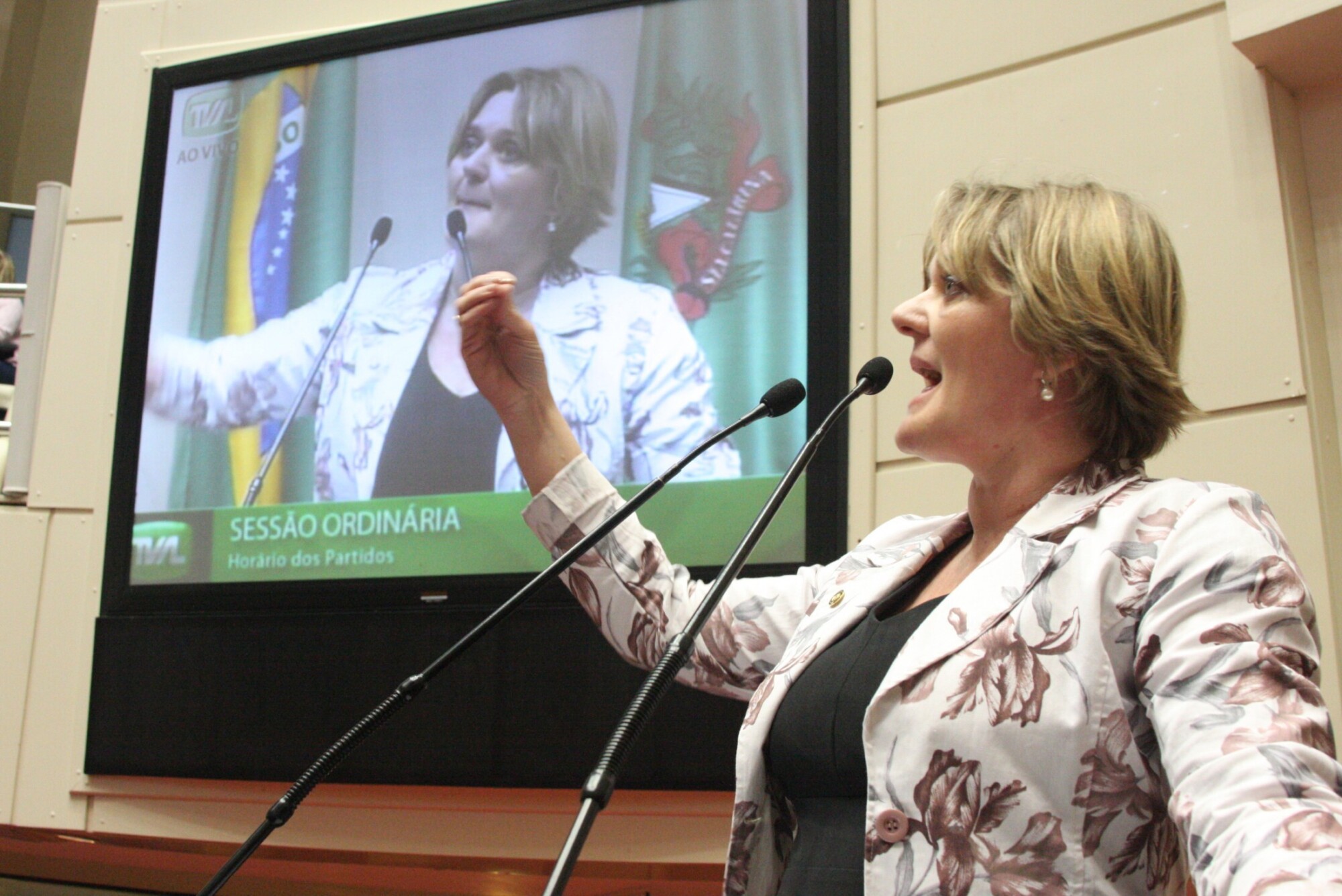 Dos Gabinetes- Governo fecha negociação e castiga magistério catarinense, afirma Luciane Carminatti